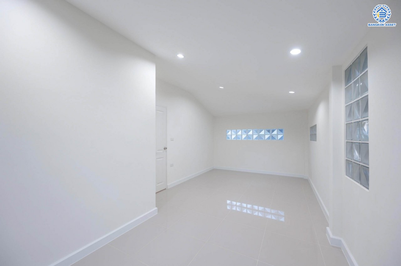 บ้านมือสองตกแต่งใหม่ คุณภาพแบรนด์ LH โครงการ ชลลดา บางบัวทอง เนื้อที่ 72 ตร.ว. ตกแต่งหรูหรา ฟังก์ชันจัดเต็ม 3 ห้องนอน 2 ห้องน้ำ 1 ห้องอเนกประสงค์ จอดรถได้ 1 คัน พร้อม Facilities ครบ! บนทำเลคุณภาพ เชื่อมต่อได้หลายเส้นทาง ใกล้เซ็นทรัลเวสต์เกต และรถไฟฟ้า "สถานีบางพลู"